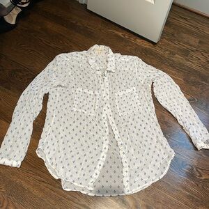Women’s medium cloth & stone flowy oxford shirt in blue and white pattern